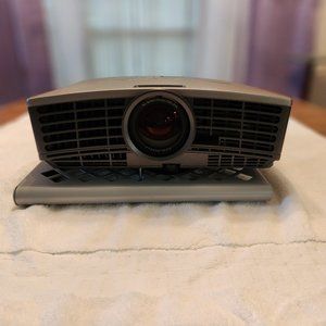 Mitsubishi HD4000U DLP Projector w/ Ceiling Mount